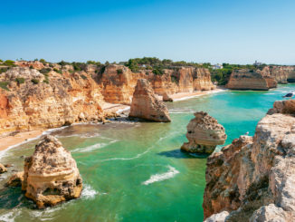 Der Praia da Marinha in Portugal